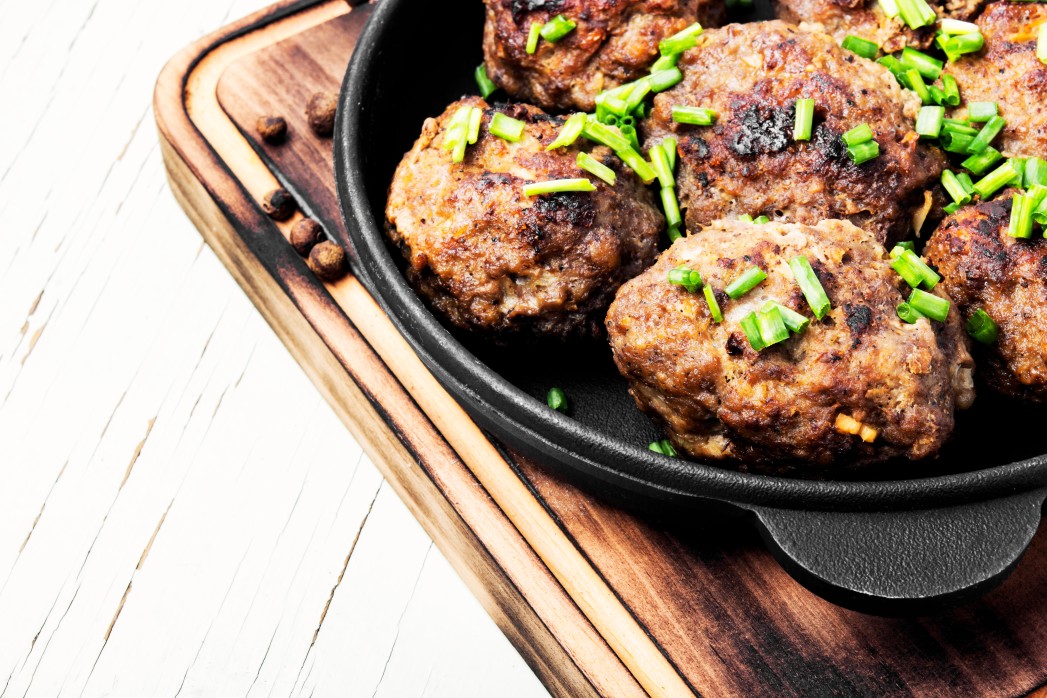 delicious-meatballs-in-frying-pan_t20_ro6gkl